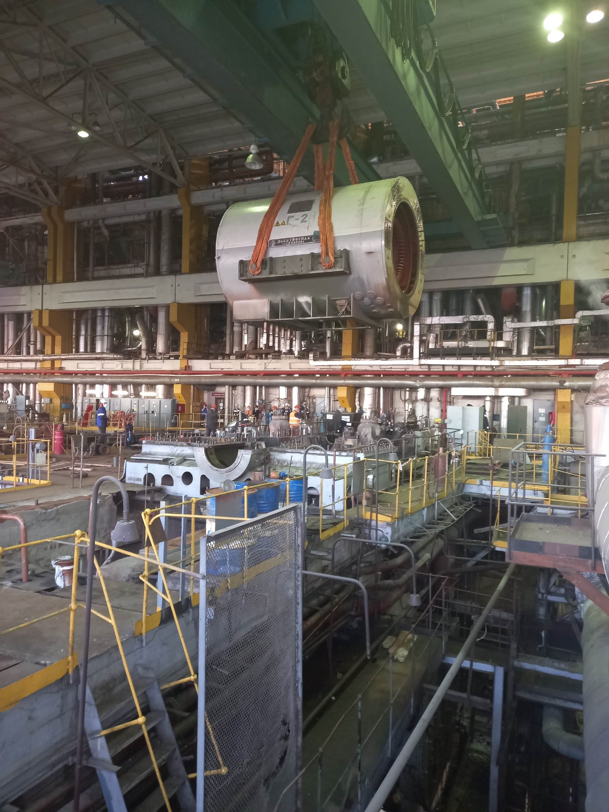 На Киришской ГРЭС демонтировали статор генератора турбины ТГ-2Т весом 79 тонн